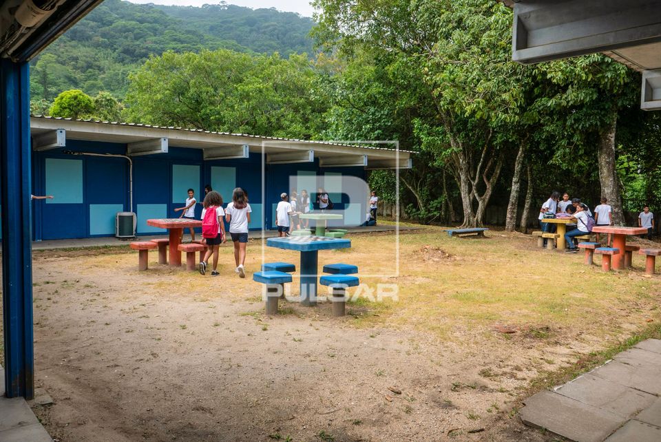 Escola Municipal Marc Ferrez - alunos do 6º e 7º ano na hora do recreio ...