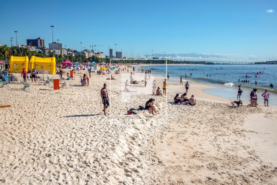 Pessoas na Praia do Flamengo no fim de semana 