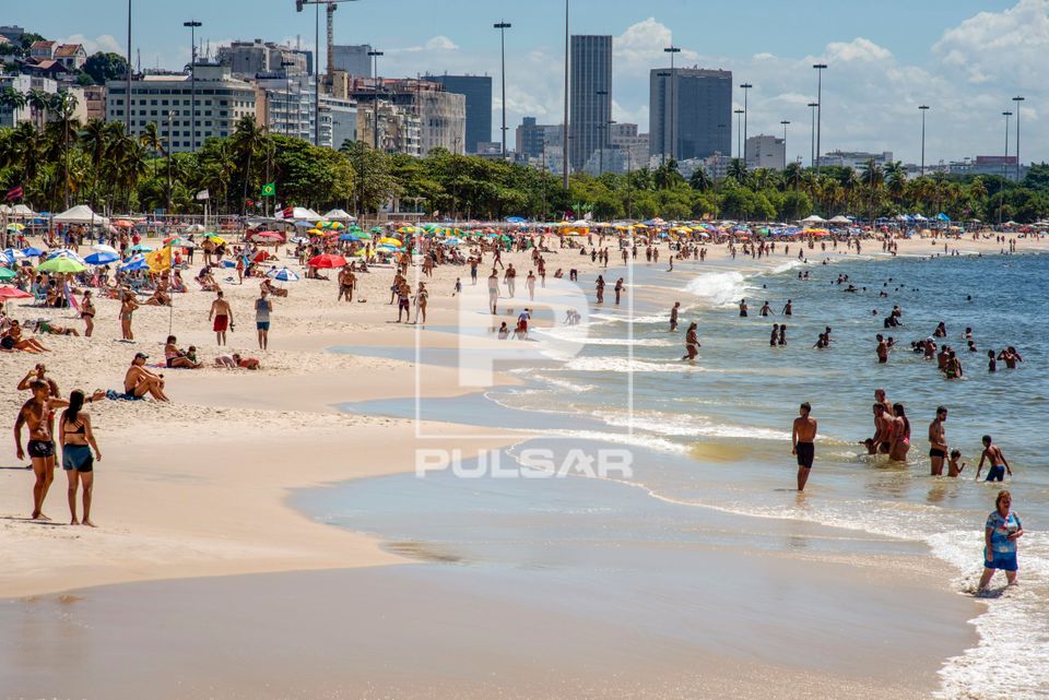 Banhistas na Praia do Flamengo no fim de semana 