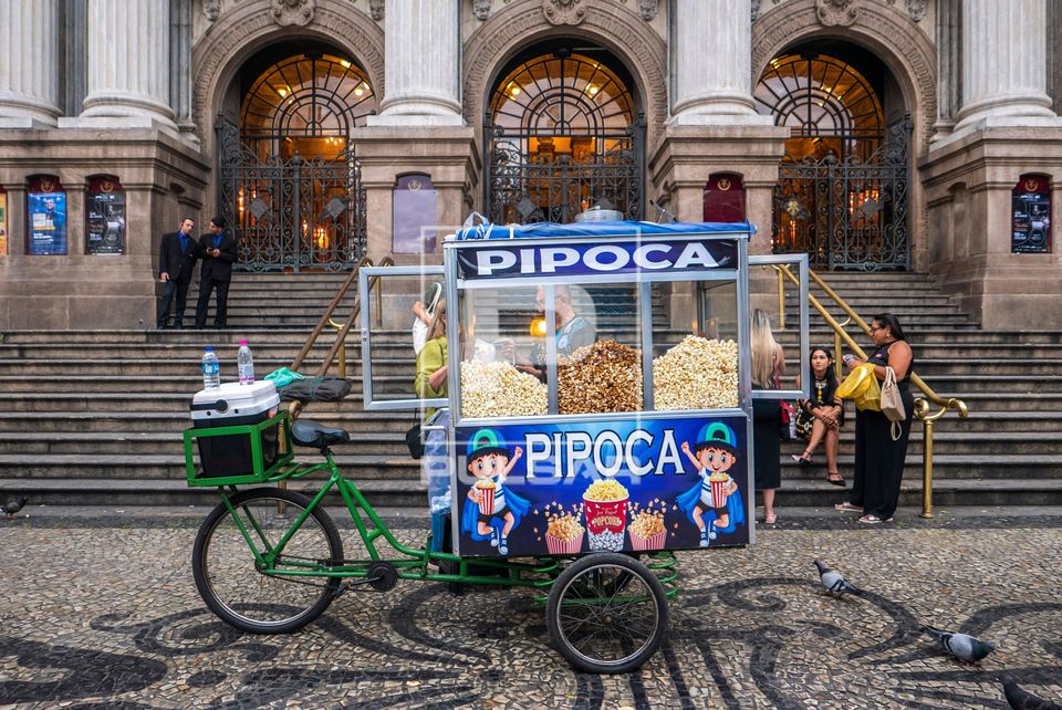 Pipoqueiro em frente ao Theatro Municipal do Rio de Janeiro - centro da cidade