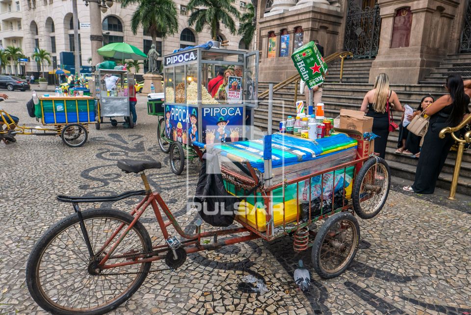 Ambulantes em frente ao Theatro Municipal do Rio de Janeiro - centro da cidade