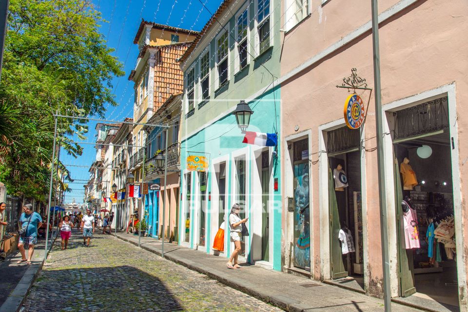 Comércio em casario colonial na Rua das Portas do Carmo - bairro Pelourinho