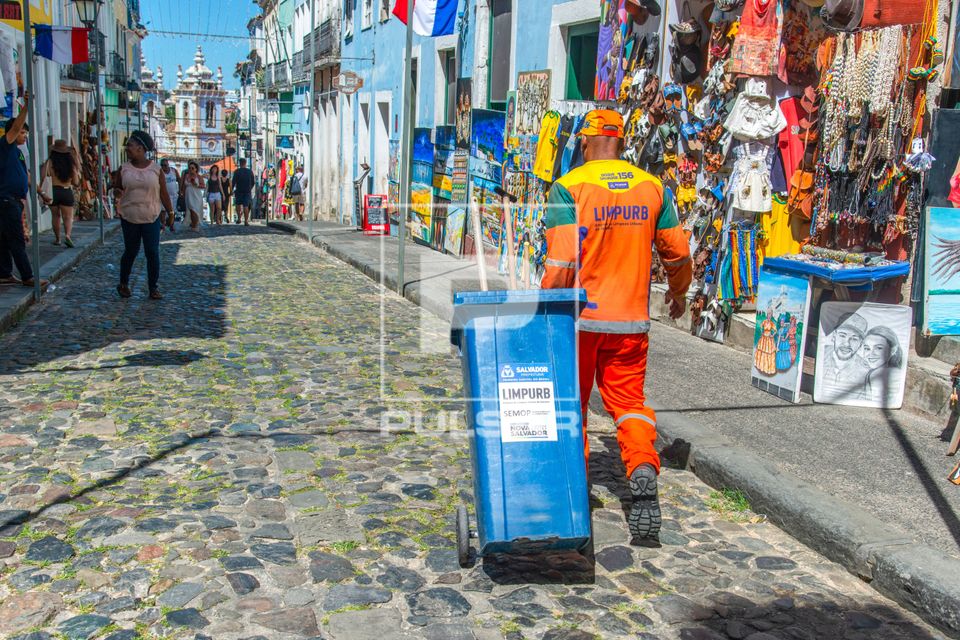 Gari fazendo limpeza na Rua das Portas do Carmo - bairro Pelourinho