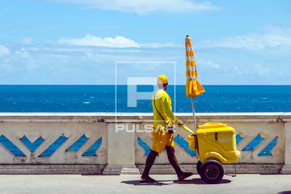 Vendedor ambulante de sorvete observando o mar - Largo do Farol da Barra