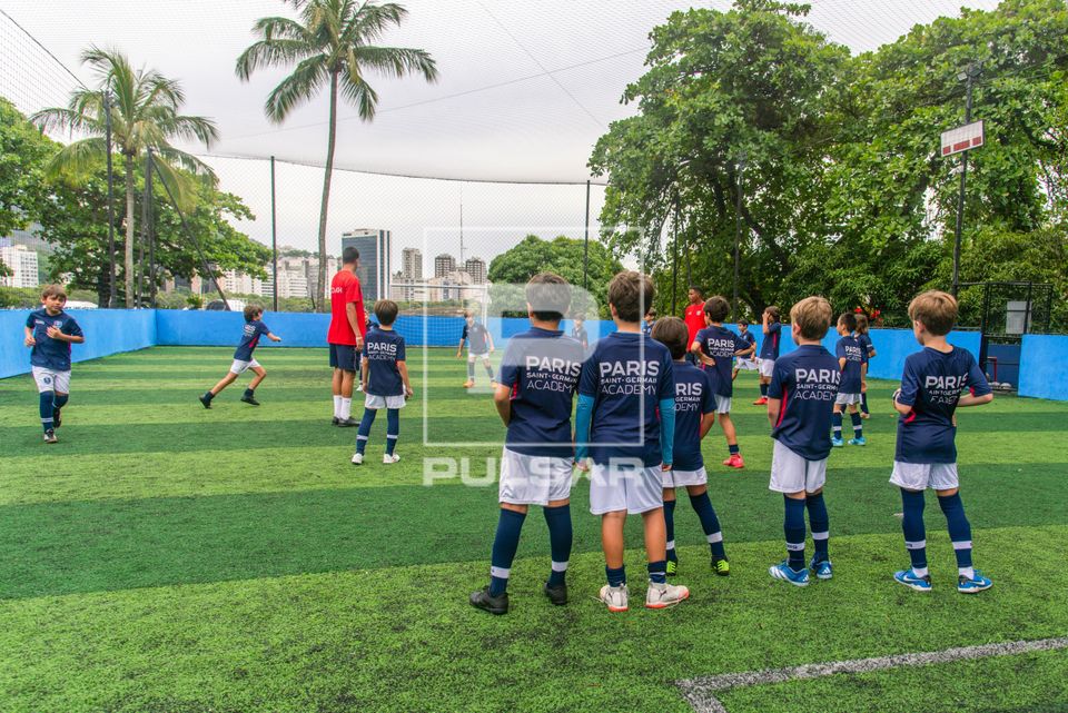 Escolinha de futebol para meninos do time Paris Saint German em Botafogo