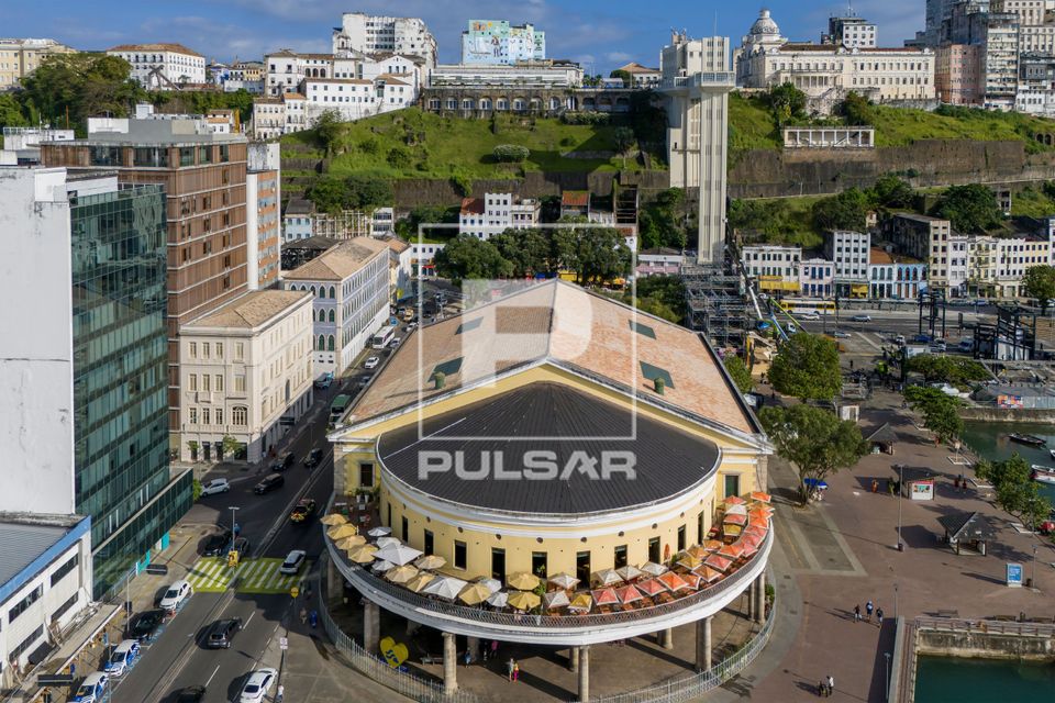 Vista de drone do Mercado Modelo na cidade baixa ao fundo Elevador Lacerda e cidade alta