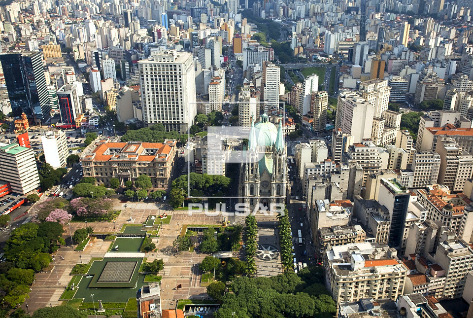 Vista aérea do centro da cidade de São Paulo - Praça João Mendes Fórum Cívil e Criminal - Praça da Sé - Catedral Metropolitana de São Paulo - Catedral da Sé -