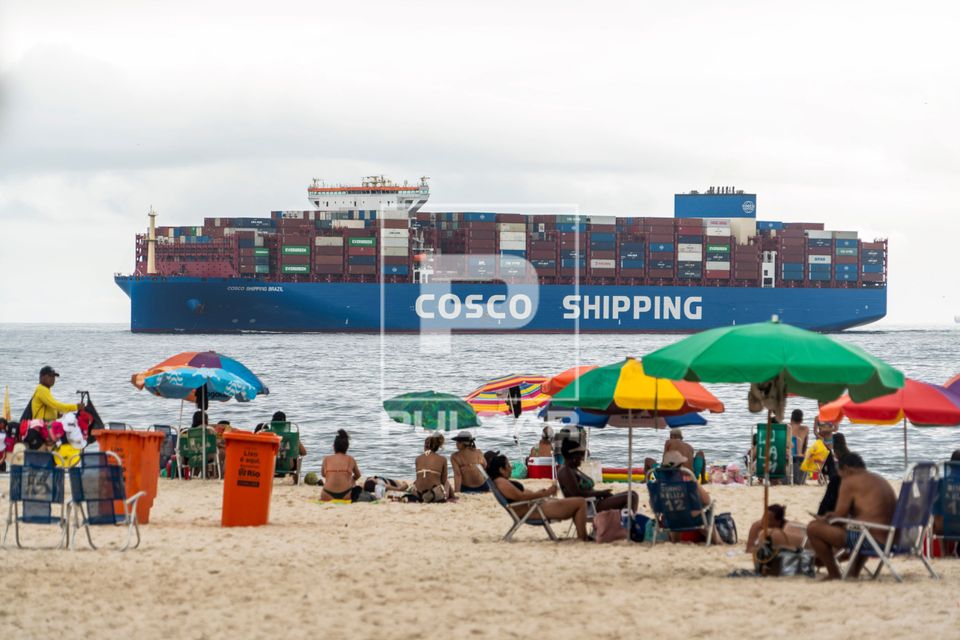 Navio cargueiro visto da Praia de Copacabana