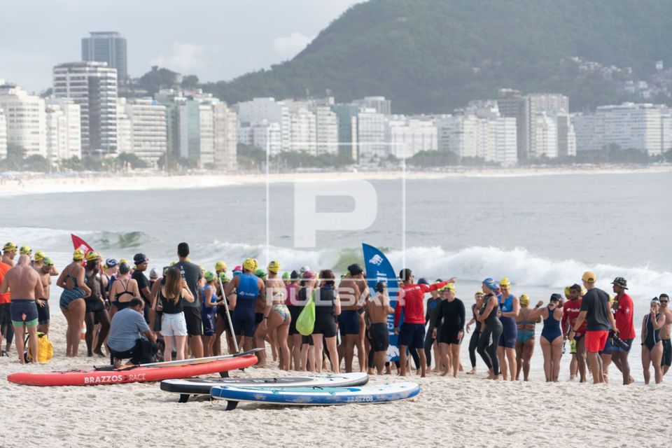 Nadadores entrando no mar na Praia de Copacabana