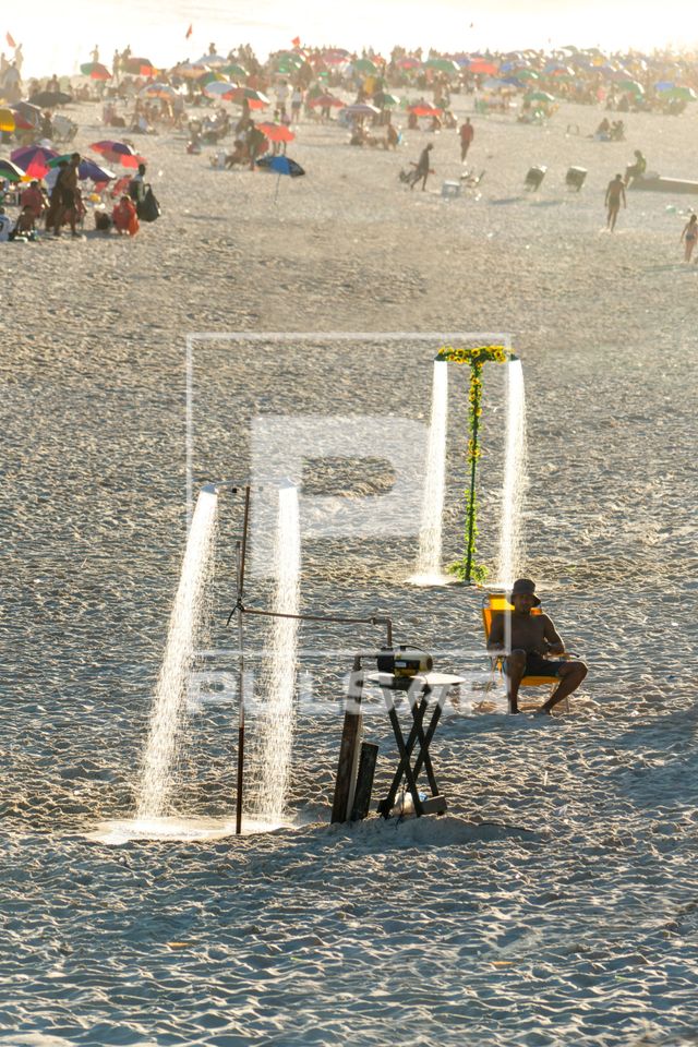 Chuveiros na orla da Praia de Ipanema