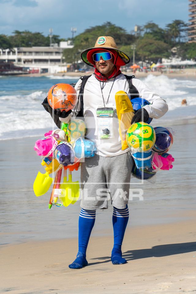 Vendedor ambulante de brinquedos infantis na Praia de Copacabana