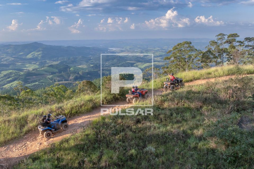 Vista de drone de turistas passeando de quadriciclo - Parque do Cristo
