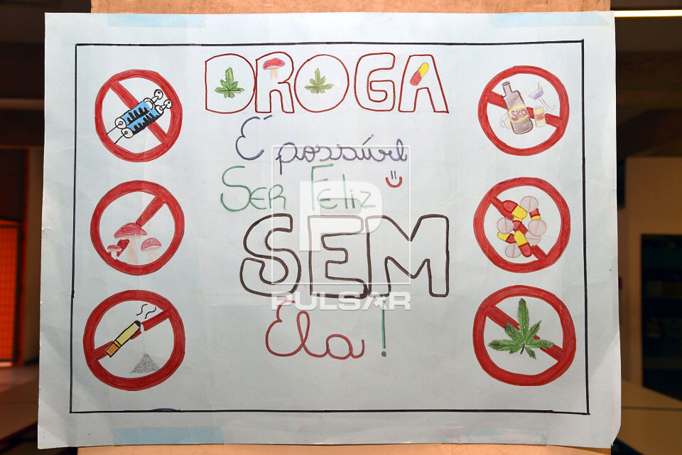 Cartaz sobre o uso de drogas feito por alunos da Escola Estadual ...