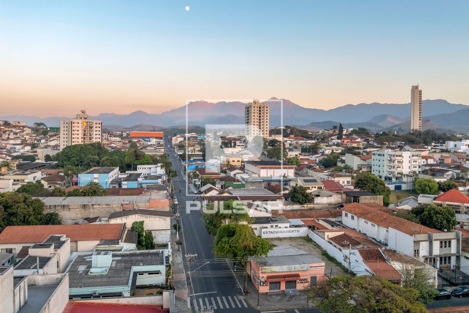 Vista de drone do centro da cidade com Serra da Mantiqueira ao fundo