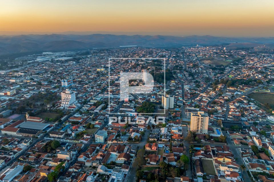 Vista de drone da cidade no fim da tarde