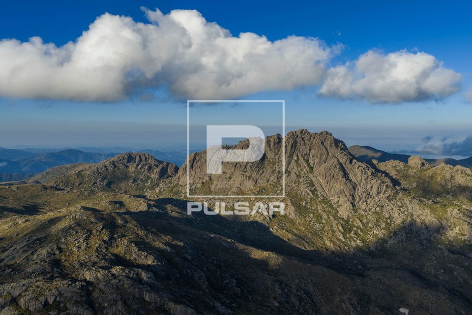 Vista de drone do Pico das Agulhas Negras - ponto mais alto do Parque Nacional do Itatiaia 