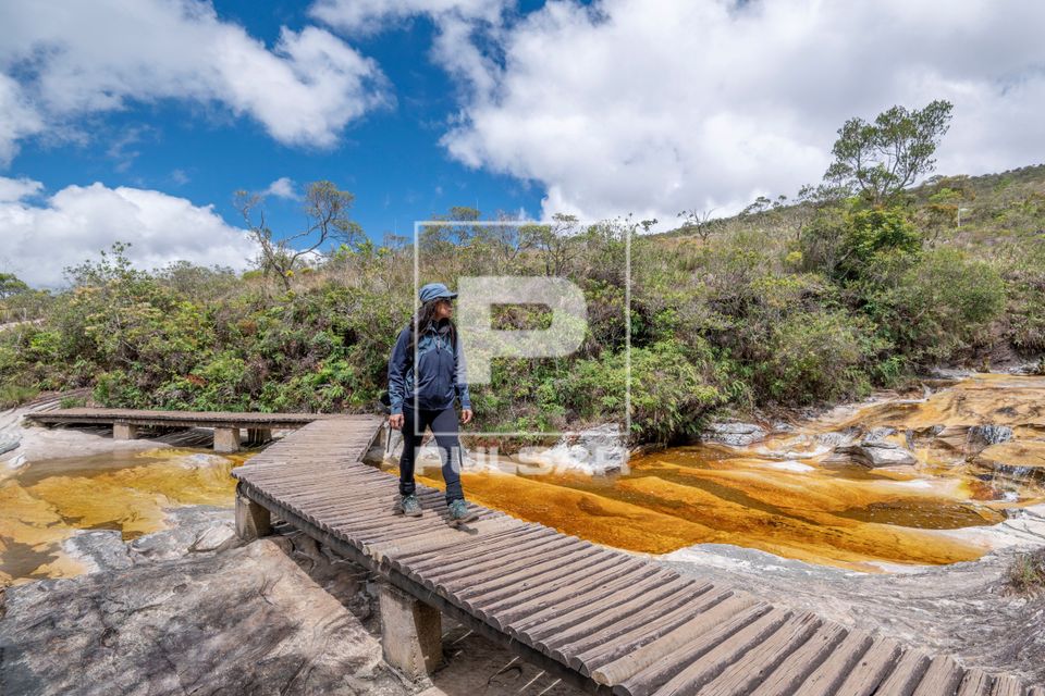 Ecoturista caminha por passarela sobre o Rio do Salto - Parque Estadual de Ibitipoca 