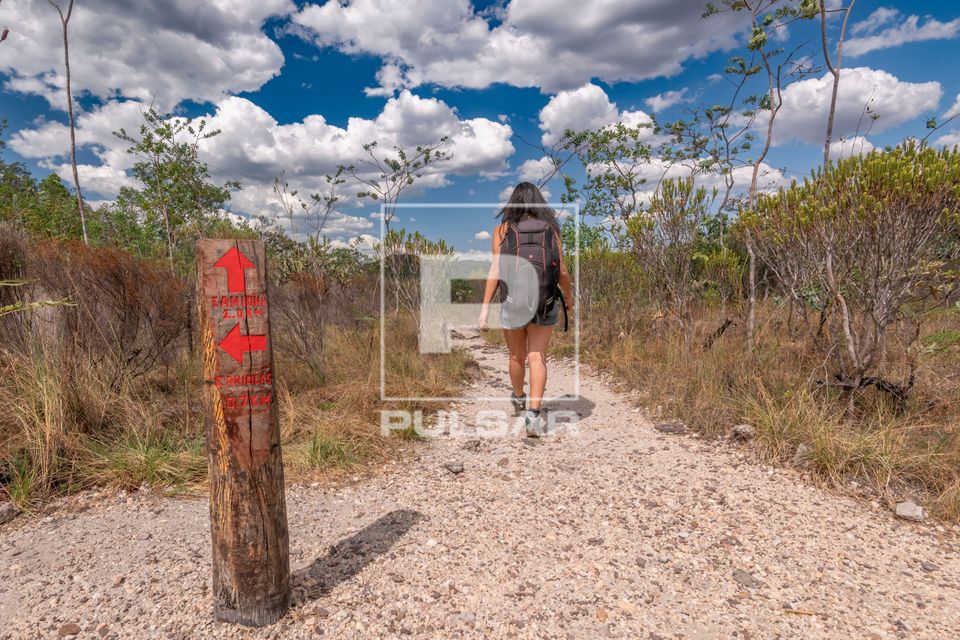 Ecoturista caminhando em trilha do Parque Nacional da Chapada dos Veadeiros