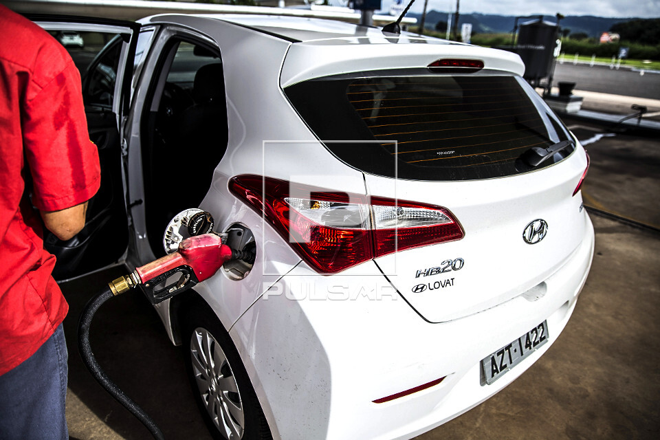 Carro sendo abastecido com gasolina em posto de combustível - | Pulsar  Imagens | Banco imagens do Brasil