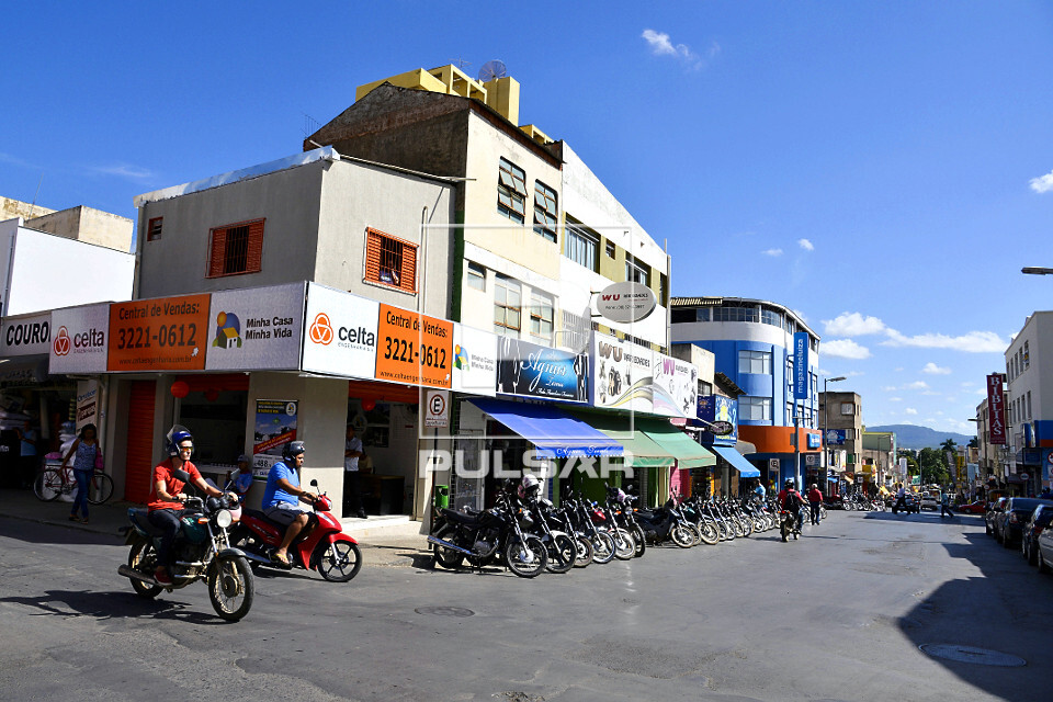 Motos estacionadas no centro comercial da cidade - 