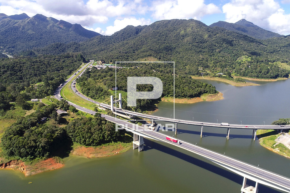 Vista de drone da Rodovia Regis Bittencout BR-116 sobre a Represa Capivari