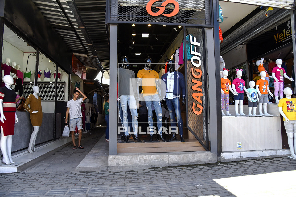 Venda de de roupas masculina e infantil na Feira da Sulanca