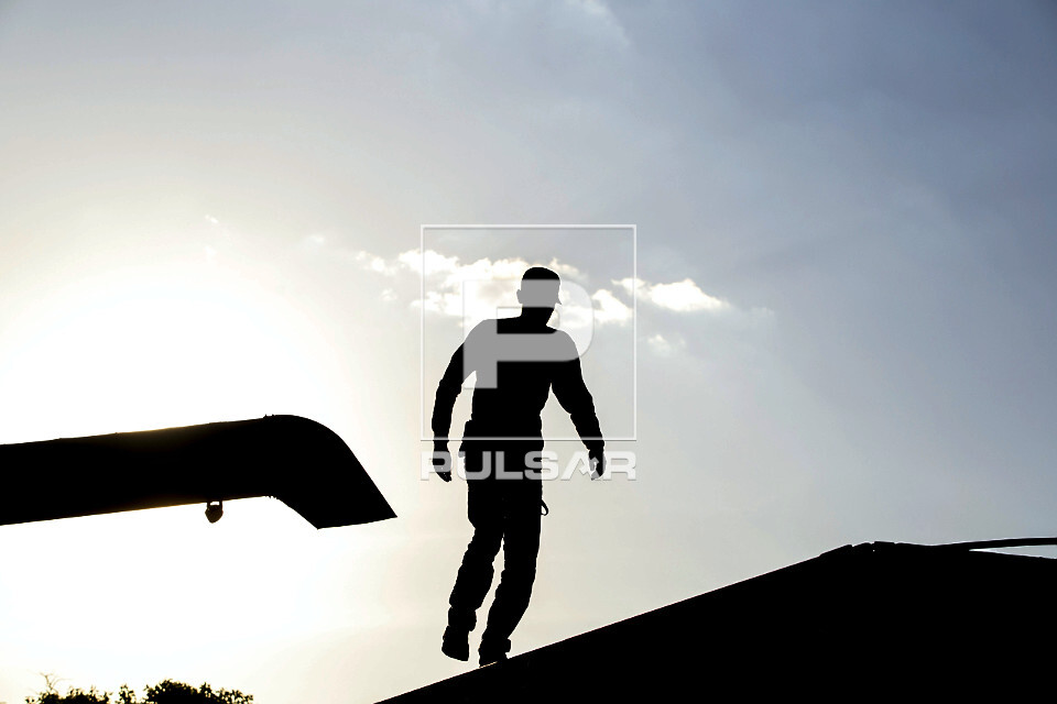 Silhueta de trabalhador rural durante colheita de soja