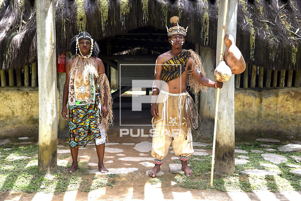 Atores do grupo Inaê representando Zumbi dos Palmares e Dandara sua ...