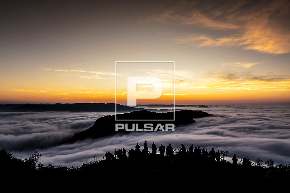 Vista de drone de silhueta de pessoas no topo do Pico Agudo ao amanhecer - Serra dos Agudos