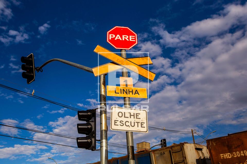 Placas de sinalização de pare olhe - escute e semáforo em passagem de ...
