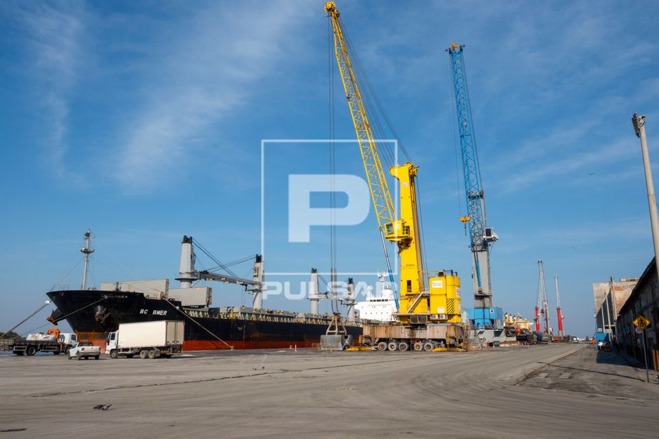 Navio graneleiro atracado no cais do Porto de Rio Grande