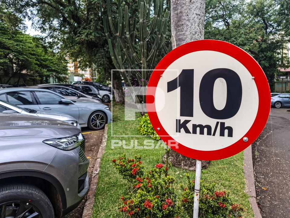Placa de limite de velocidade de 10 km/h em estacionamento