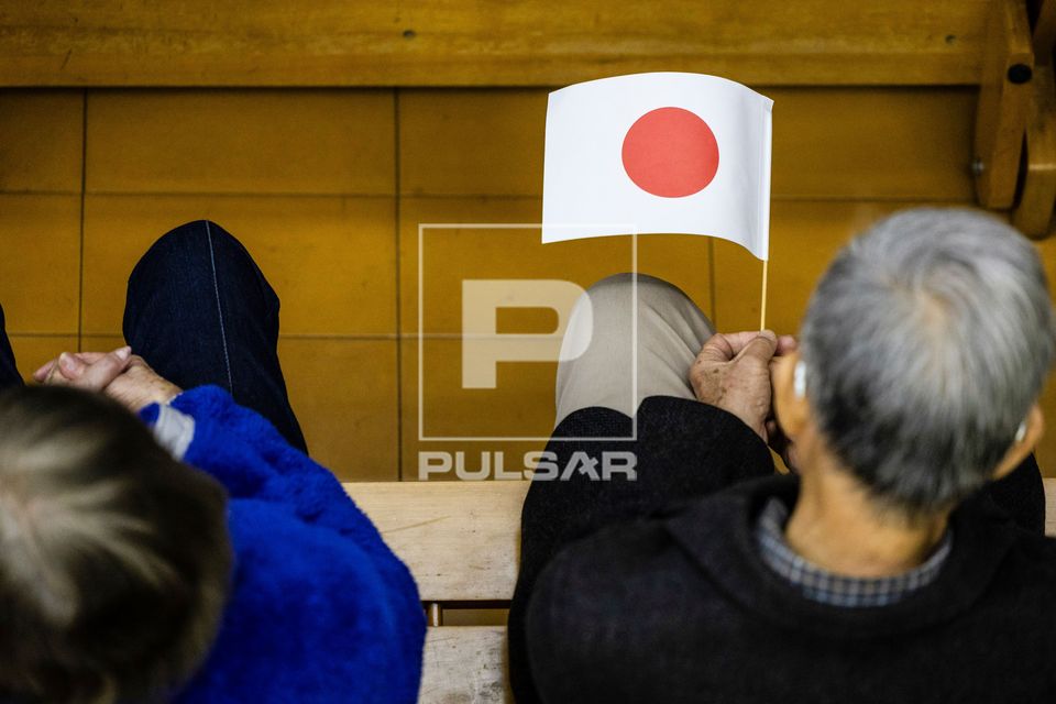 Idoso com bandeira do Japão na missa em ação de graças na Paróquia Pessoal Nipo-brasileira Imaculada Conc