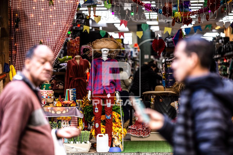 Venda de produtos para festa junina em loja de variedades no centro da cidade