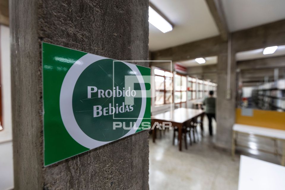 Placa de proibido bebidas na Biblioteca Central da UEL - Universidade Estadual de Londrina