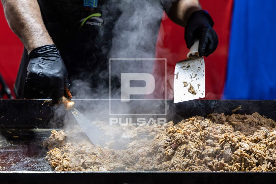  Lanche de pernil sendo preparado para venda na Festa do Padroeiro de Londrina - Sagrado Coração de Jesus na