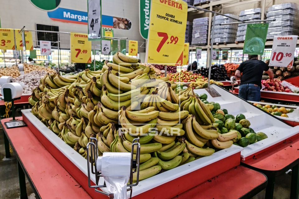 Venda de bananas em loja de atacado