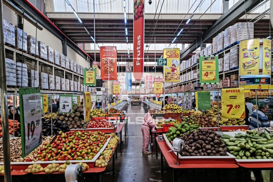 Setor de hortifruti de loja de atacado