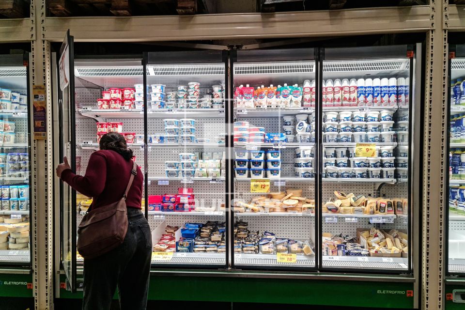 Cliente escolhendo queijo em loja de atacado