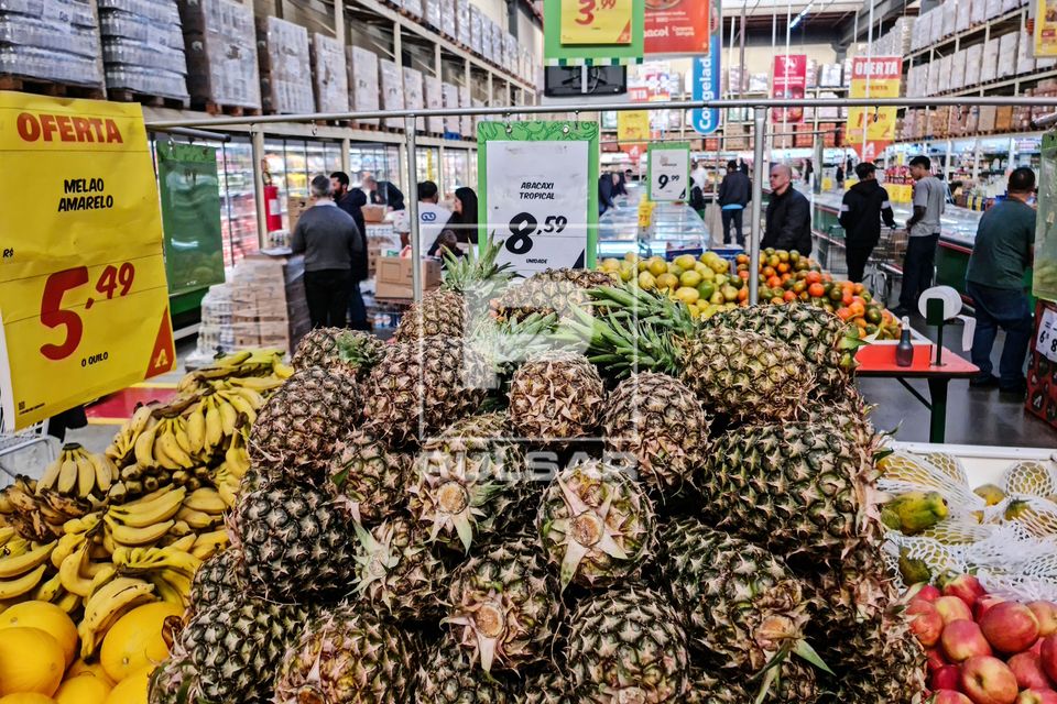 Venda de abacaxis em loja de atacado