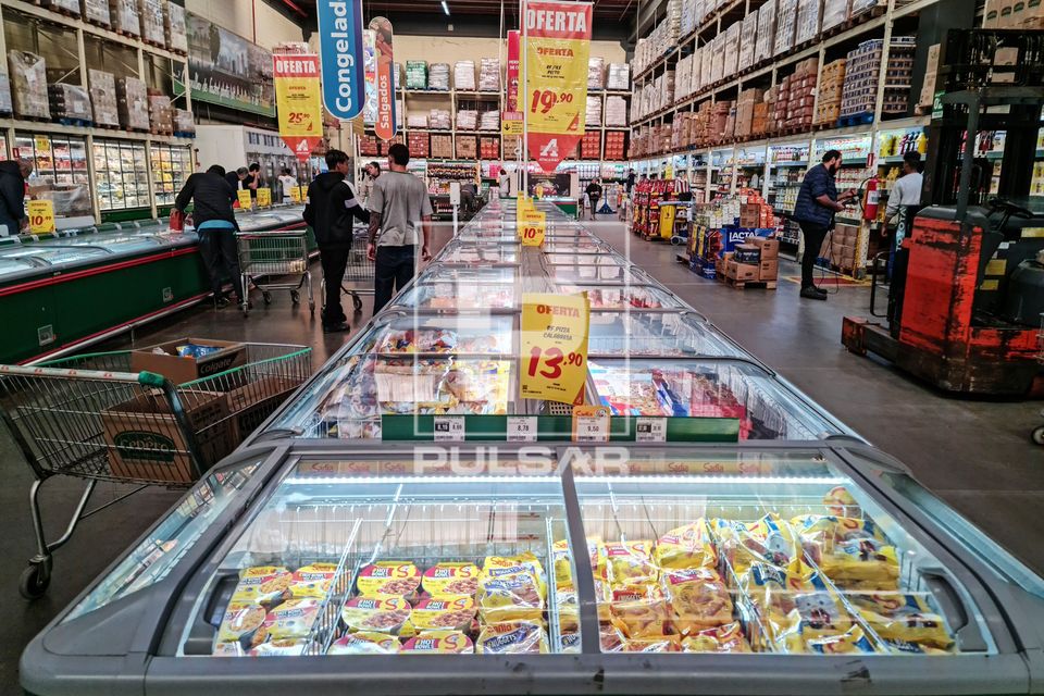 Setor de congelados em loja de atacado