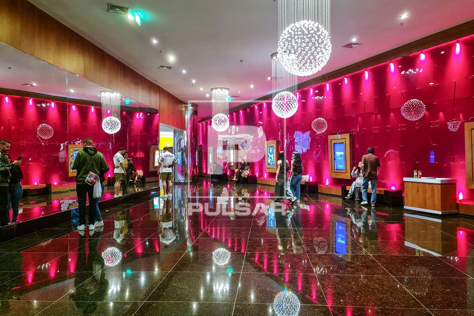 Pessoas na entrada de cinema em shopping center