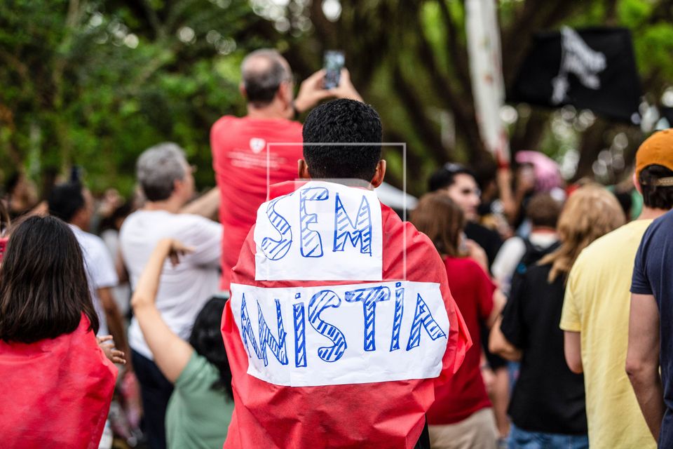 Manifestante com camiseta sem anistia durante protesto contra a PEC da blindagem e anistia aos condenados por 