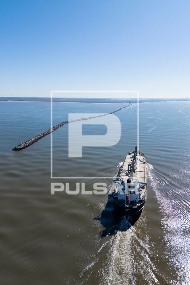 Navio graneleiro entrando no porto de Rio Grande entre os molhes da barra da Lagoa dos Patos