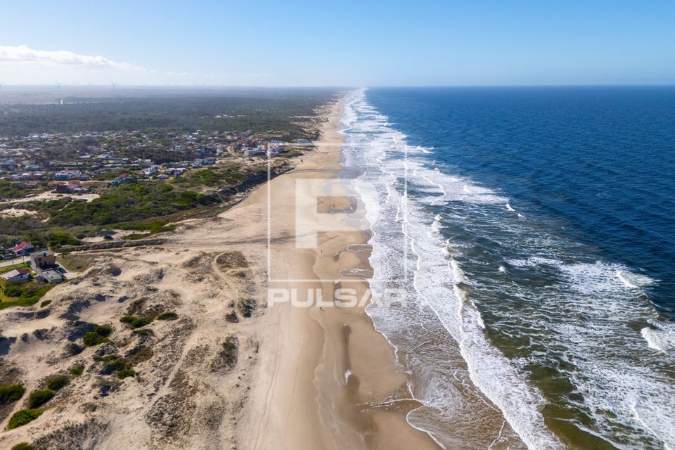 Vista de drone da Praia do Hermenegildo - conhecido como Hermena