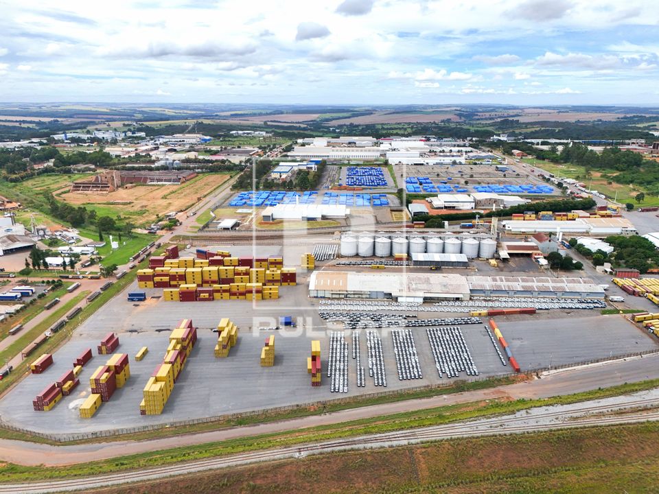 Vista de drone do Porto Seco Centro-Oeste - Distrito Agroindustrial - Ferrovia Norte-Sul no primeiro plano