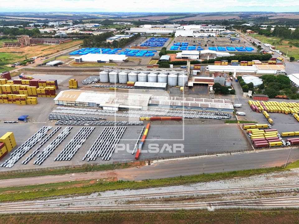 Vista de drone do Porto Seco Centro-Oeste - Distrito Agroindustrial - Ferrovia Norte-Sul no primeiro plano 