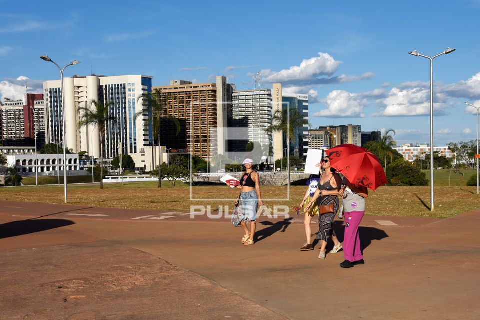 Pessoas passeiam no Eixo Monumental