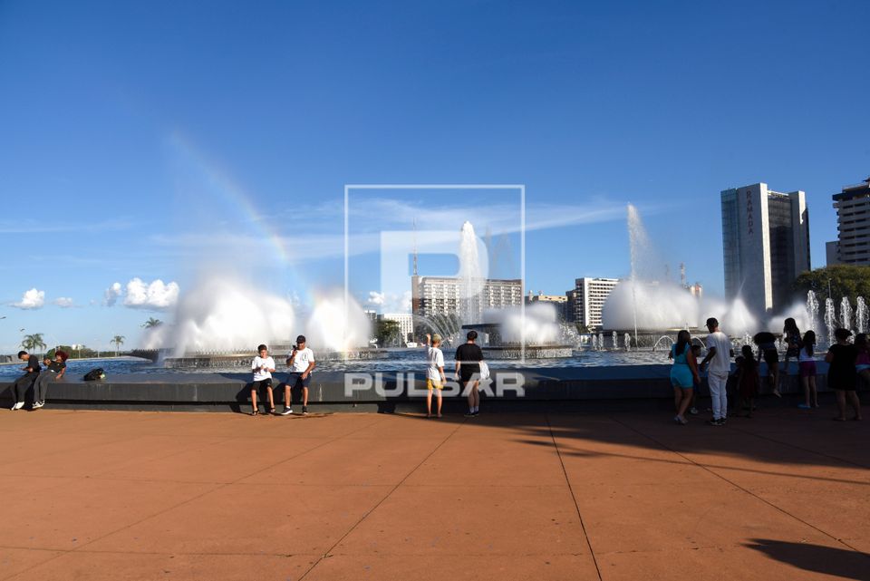 Turistas passeiam ao redor da Fonte Luminosa - Eixo Monumental
