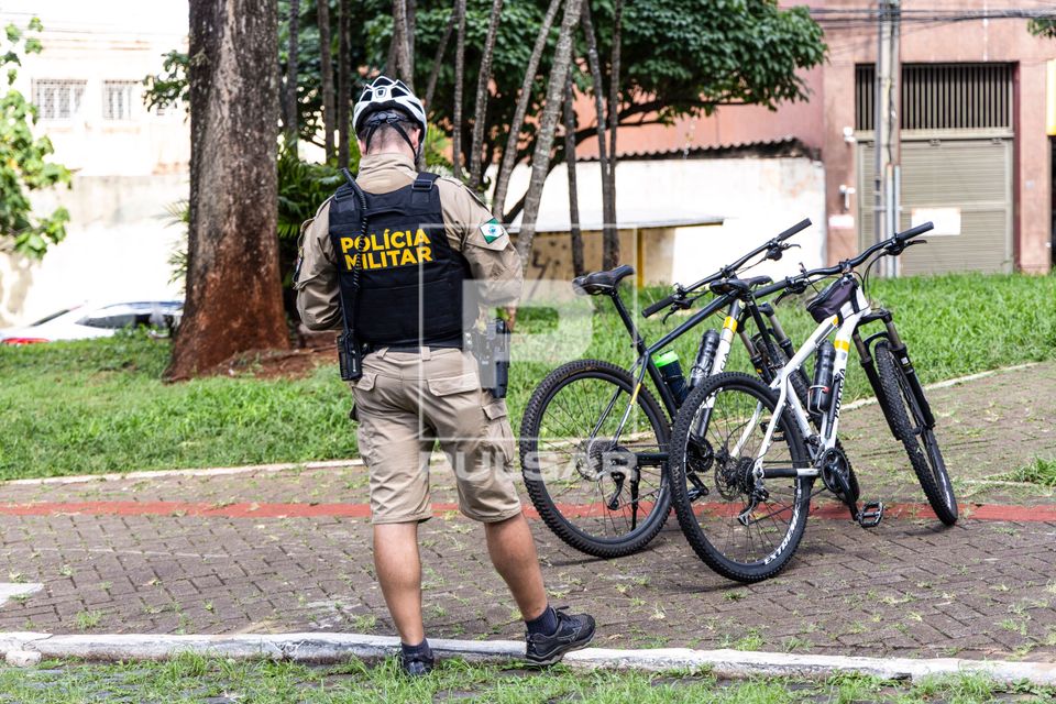 Policial militar ciclista -utiliza bicicleta para policiamento - centro da cidade